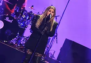 Kelly Clarkson bromea sobre un momento incómodo en el escenario y no se inmuta ante una «ráfaga de viento»