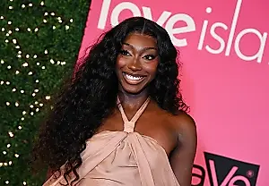 Las estrellas de Love Island USA hacen una audición de broma para KATSEYE