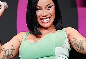 Cardi B resucita una polémica moda de calzado en su nuevo videoclip