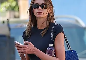 Las dos prendas que Kaia Gerber lleva en otoño: bailarinas y un bolso vintage de Chanel