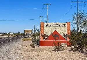 La estación Camel Stop y un Cadillac de 1960: nostalgia al borde de la carretera