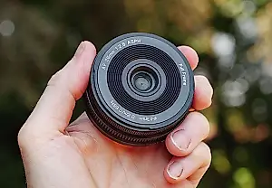 Палочка-выручалочка: Viltrox 26mm f/2.8 — идеальный китовый объектив для Sony и Nikon?