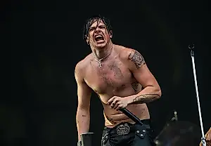 Yungblud ломает ногу, но не отменяет концерты