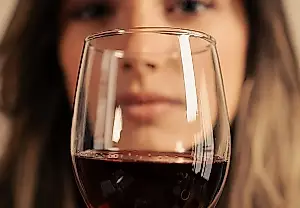 Estudio: cuántas personas inteligentes hay entre los amantes del vino