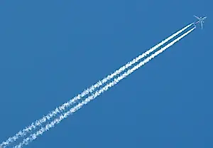 Google usa la IA contra las estelas de los aviones