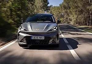 La conducción agresiva acelera la «muerte» de la batería de los coches eléctricos, según un estudio