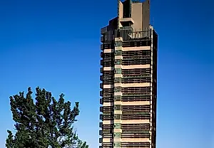 La antigua propietaria del rascacielos de Frank Lloyd Wright demanda a varios medios por difamación