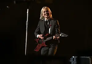 Фиби Бриджерс поёт Nirvana без истерик: «Lithium» на новый лад