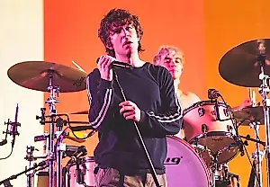 Turnstile irrumpen en SNL