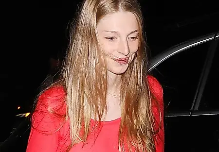 Hunter Schafer declara la guerra a los colores aburridos: el rojo y el morado mandan en otoño de 2026