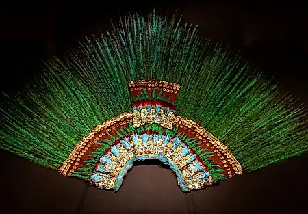 Candidato austríaco promete devolver a México el tocado de plumas de Moctezuma