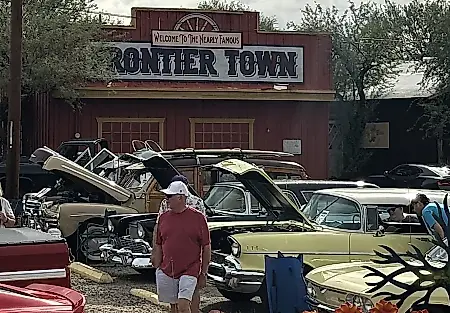 Cromo, donuts y un esqueleto bajo el capó: Cave Creek reunió a los amantes de los clásicos
