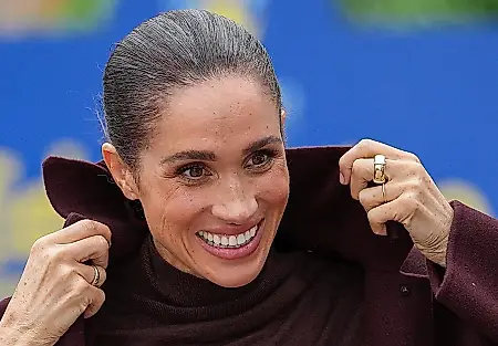 Meghan Markle reaparece en público casi sin joyas, y lo llaman toda una declaración
