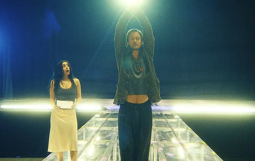 Skarsgård y Charli XCX: un dúo sin artificios