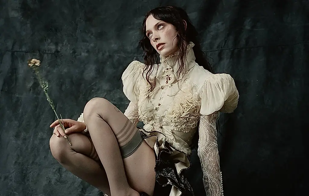 Holly Humberstone publicará el álbum «Cruel World» con el sencillo «To Love Somebody»