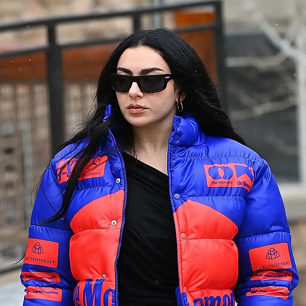 De Ugg a la pasarela: las metamorfosis de Charli XCX en Sundance
