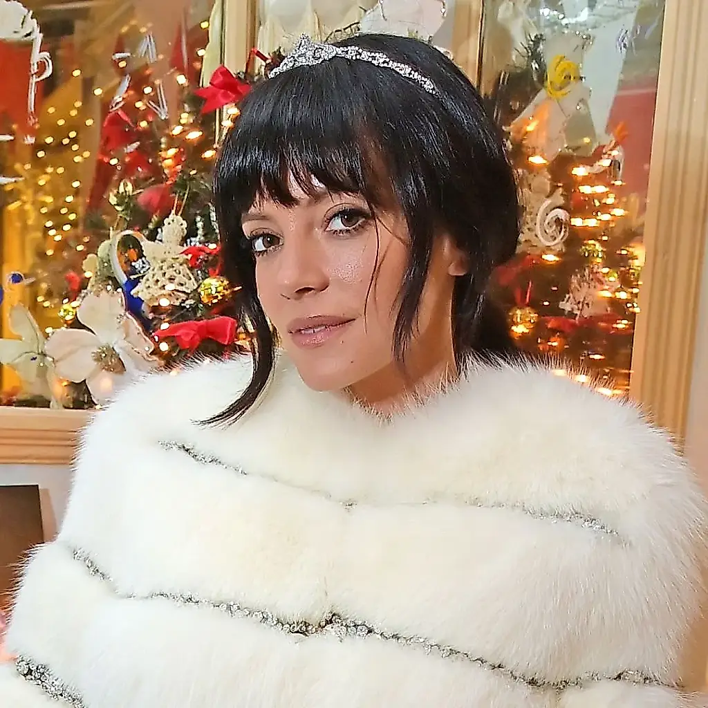 Lily Allen con una corona de piel
