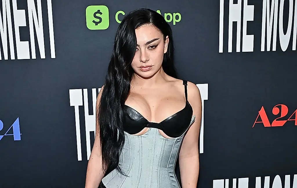 Charli XCX y Bond