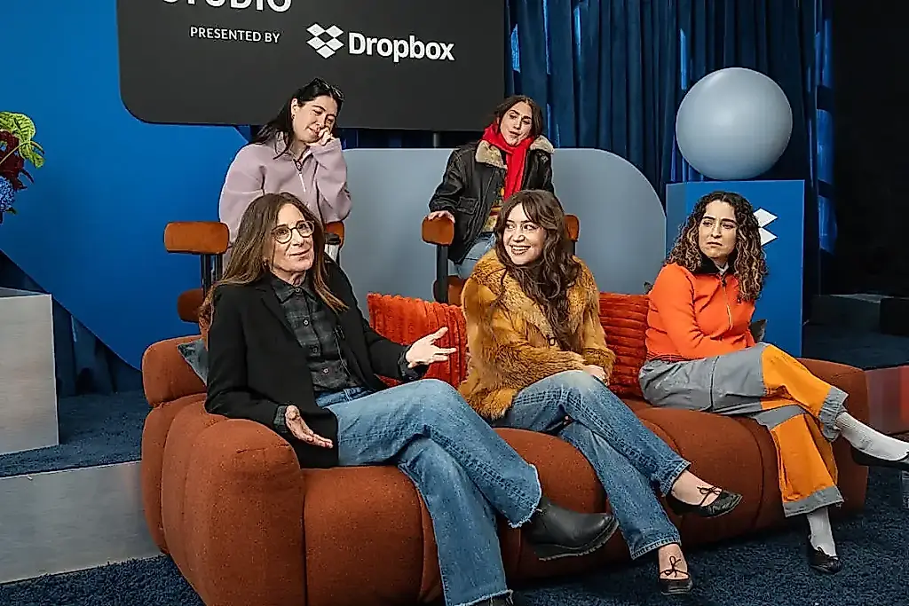 Cómo los creadores de «Worried» encontraron humor en una vida estrecha