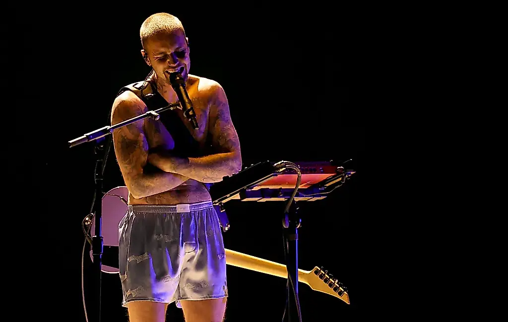 Bieber, casi desnudo, sorprende en los Grammy