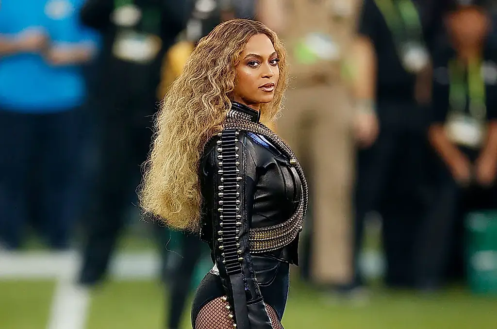 Cómo contratar a una estrella para la Super Bowl