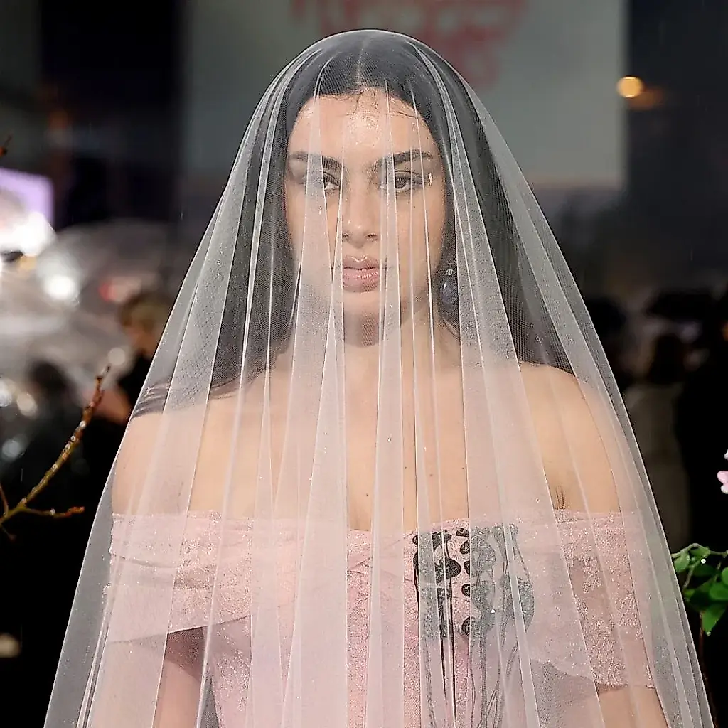 El look nupcial de Charli XCX en el estreno