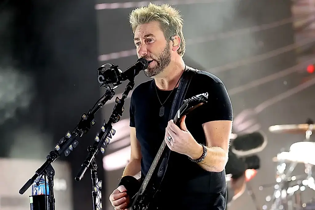 Kroeger canta entre quejas