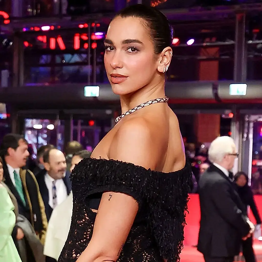 Dua Lipa, con un vestido «desnudo» de Chanel y un collar Serpenti