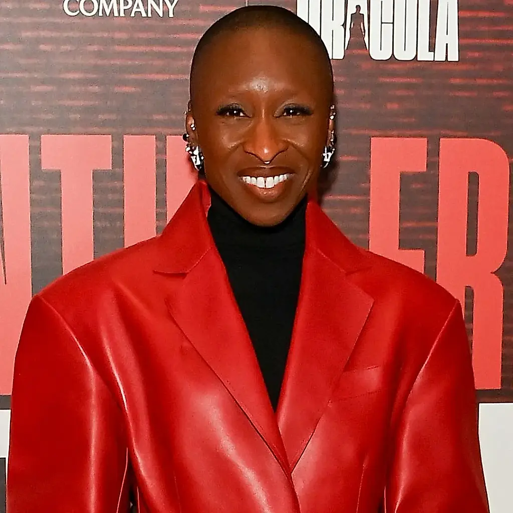 La capa de cuero rojo sangre de Cynthia Erivo: cómo convirtió la premiere en un espectáculo vampírico