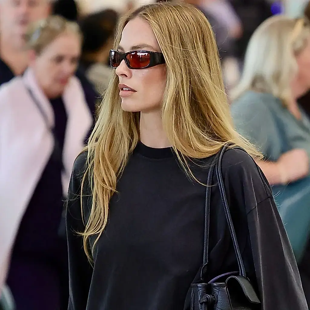 Margot Robbie y la extraña moda de llevar pantalones cortos en invierno