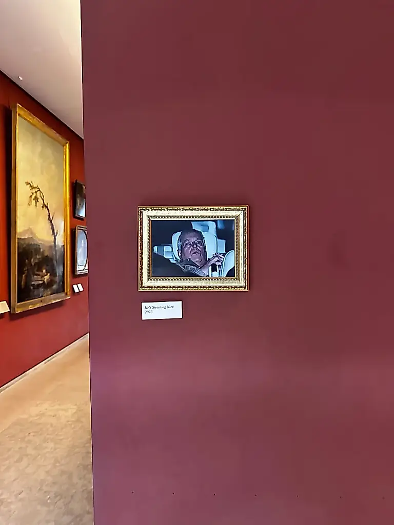 La fotografía del escándalo en el Louvre