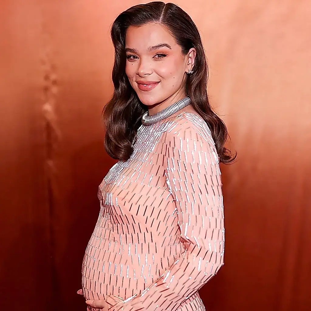 Hailee Steinfeld se inspira en los looks premamá de Rihanna