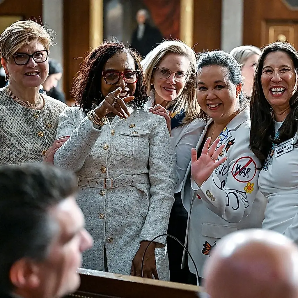 Trajes blancos en el Congreso