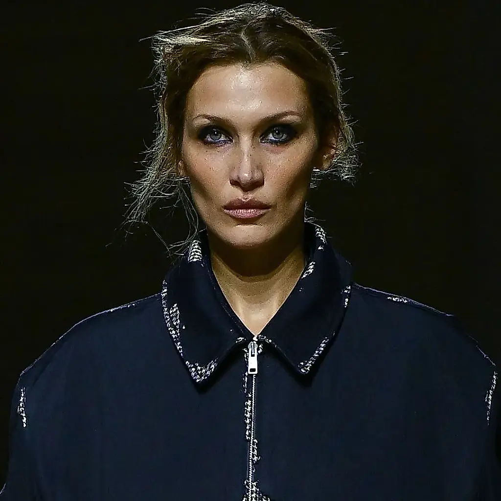 Bella Hadid desfila cuatro veces para Prada