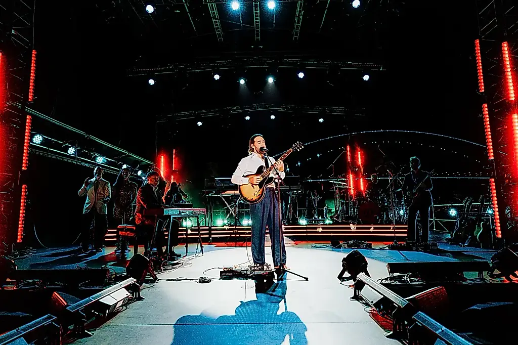 Matt Corby rinde homenaje a las víctimas del tiroteo de Sídney durante la Nochevieja