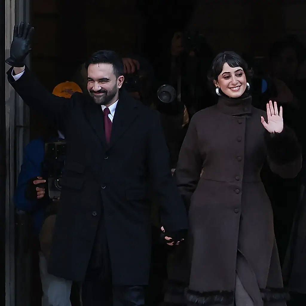 Primera dama de Nueva York: moda y mensaje a un hombro de distancia