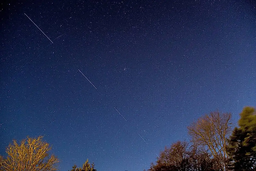 Starlink baja la órbita de sus satélites para reducir la basura espacial