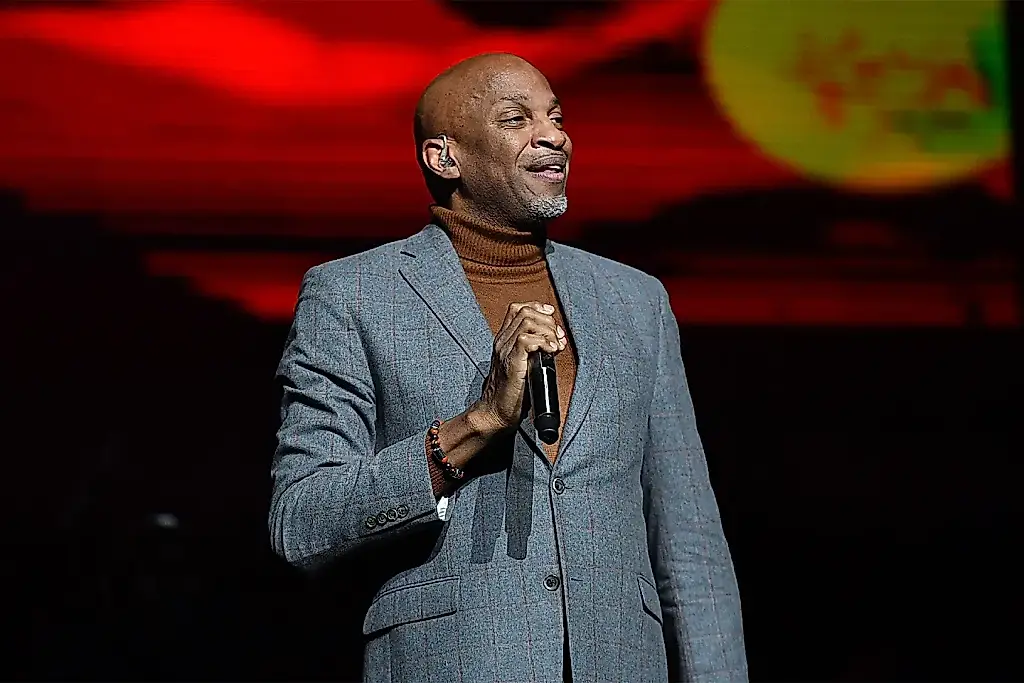 Acusan a la estrella del góspel Donnie McClurkin de agredir sexualmente a un feligrés