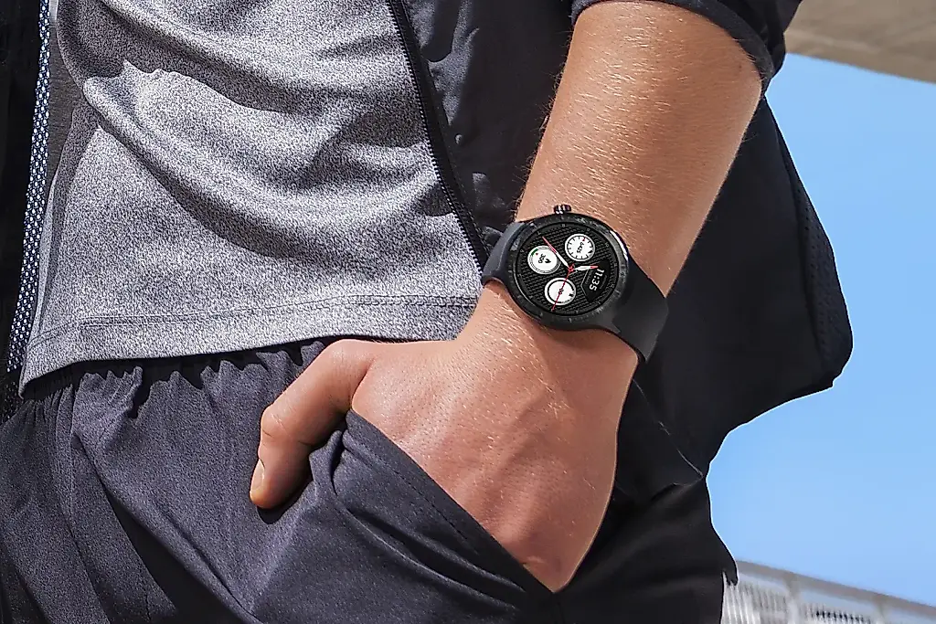 Motorola lanza un reloj de 13 días de autonomía con seguimiento de Polar