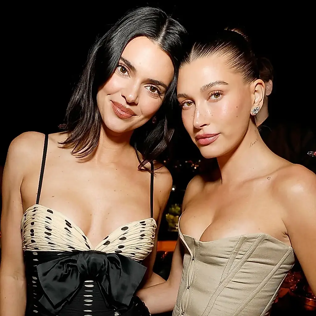 Hailey Bieber y Kendall Jenner eligieron corsés iguales para una fiesta de sociedad