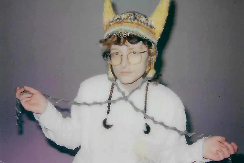 Videoclips, protestas y ciervos: cómo Cavetown dio vida a «Cryptid»