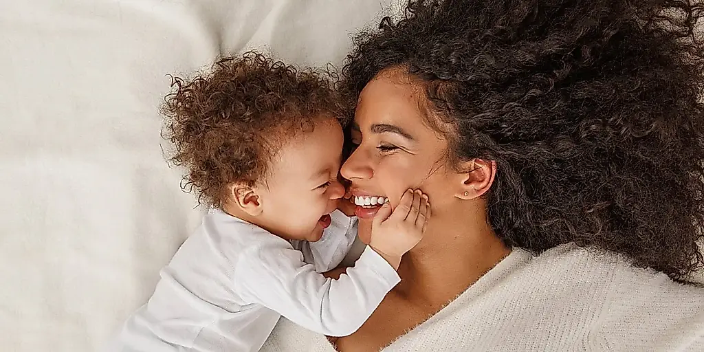 Razones psicológicas por las que las noticias destacan a las mujeres y los niños