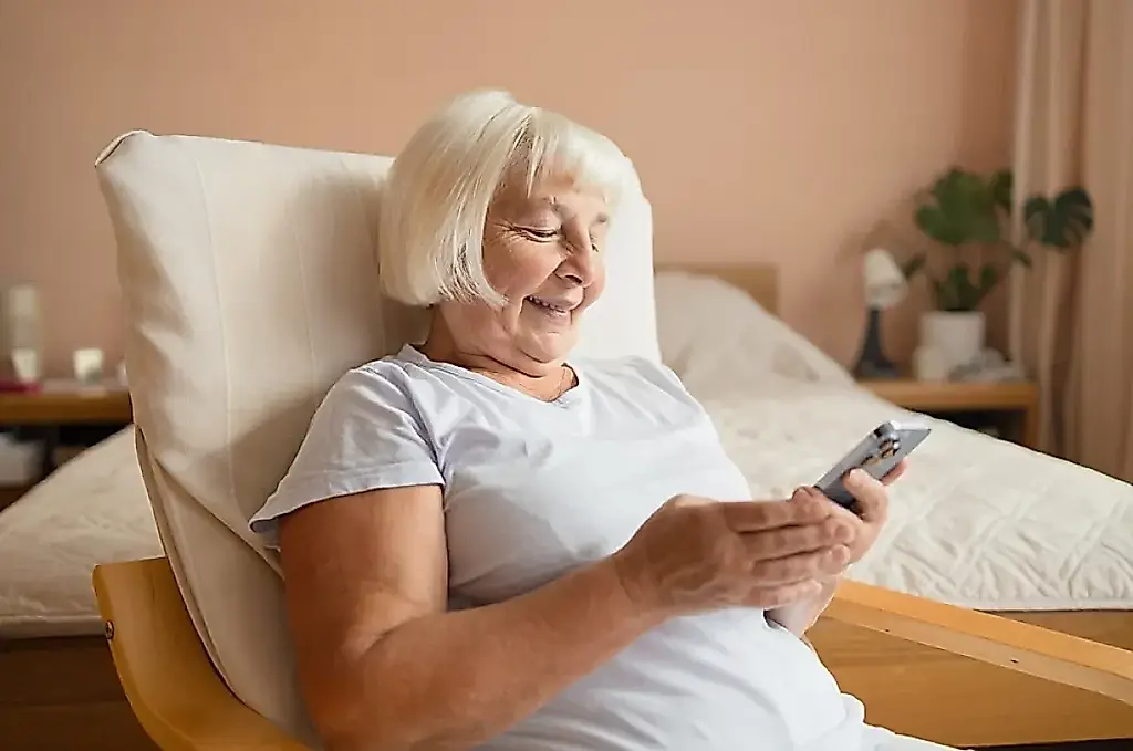 Aplicaciones imprescindibles para mayores: «Vale» y mucho más