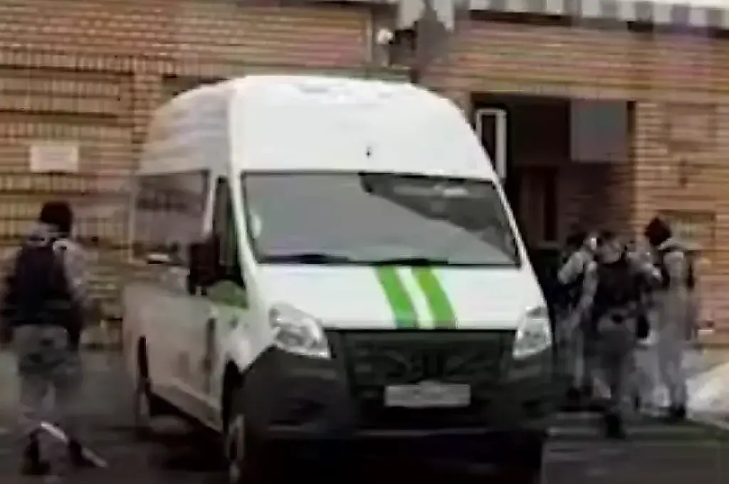 Los agentes, de visita en casa de Dolina: los alguaciles fueron a desalojar a la cantante