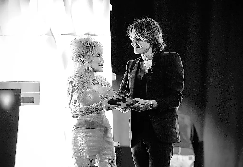 Keith Urban felicita a Dolly Parton por su 80.º cumpleaños