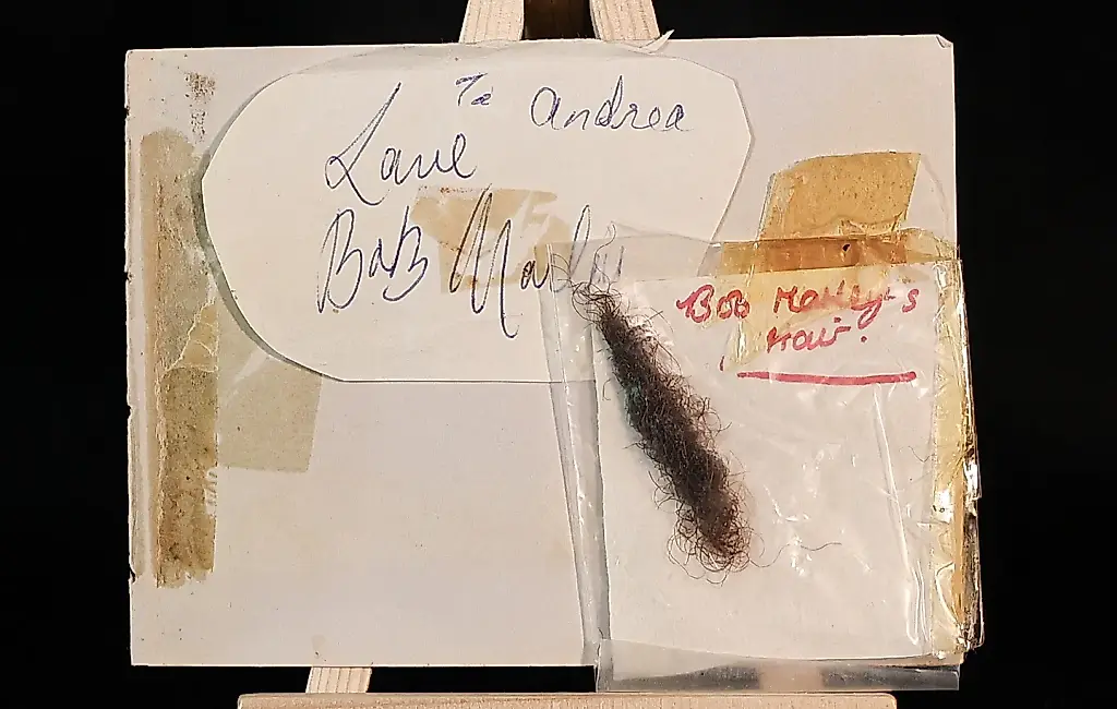 Un mechón de Bob Marley sale a subasta