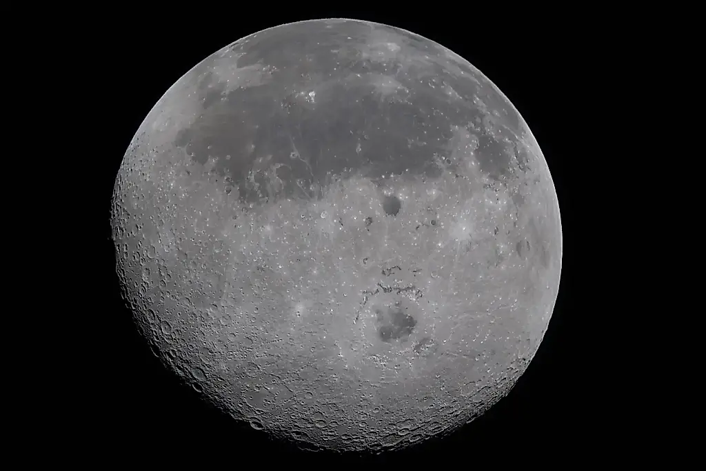 Récord lunar y un nuevo cráter