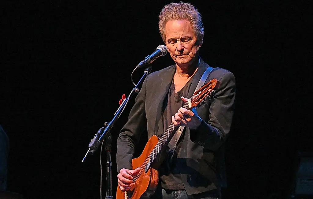 Siete cargos contra la acosadora de Lindsey Buckingham