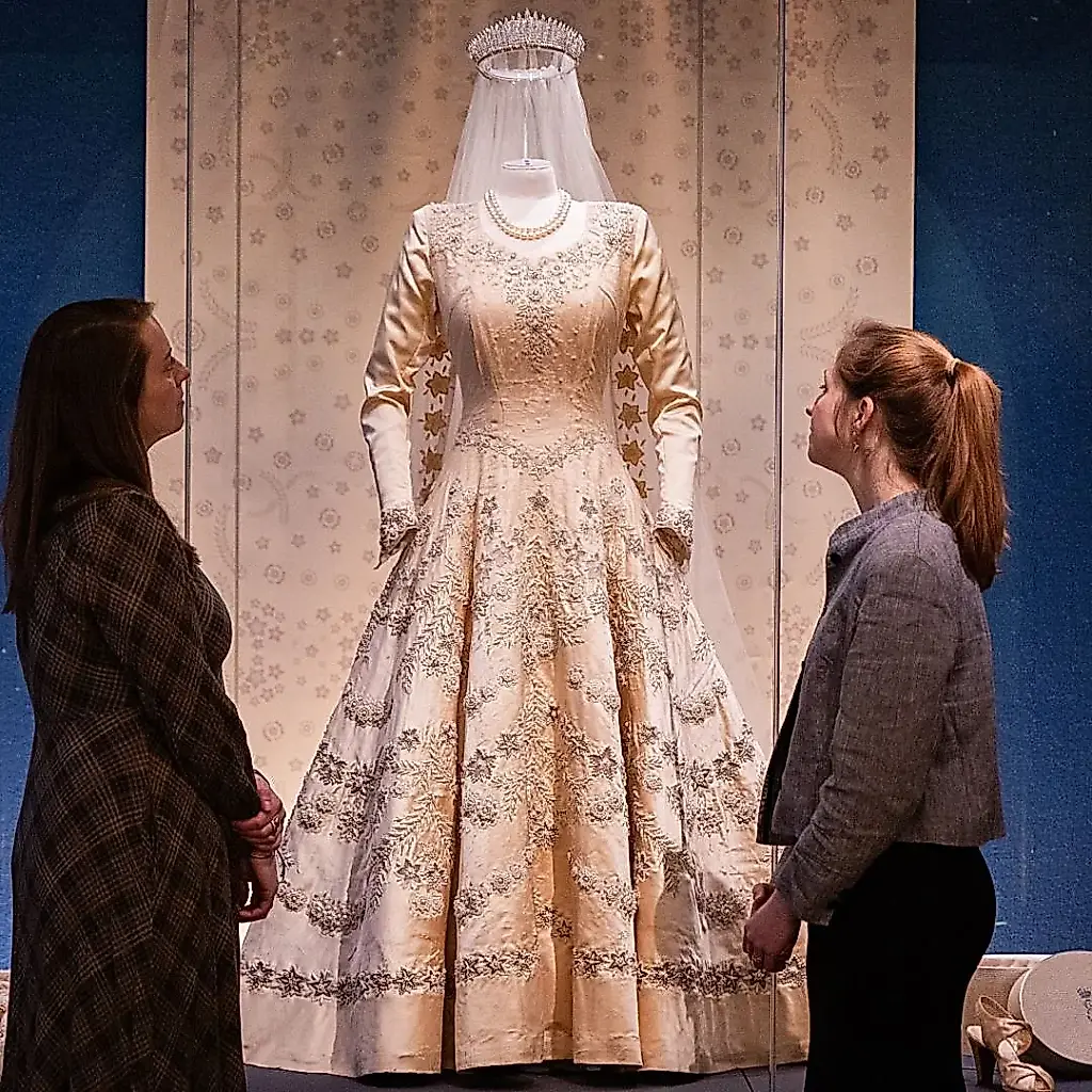 Desaparece el vestido de novia de la reina