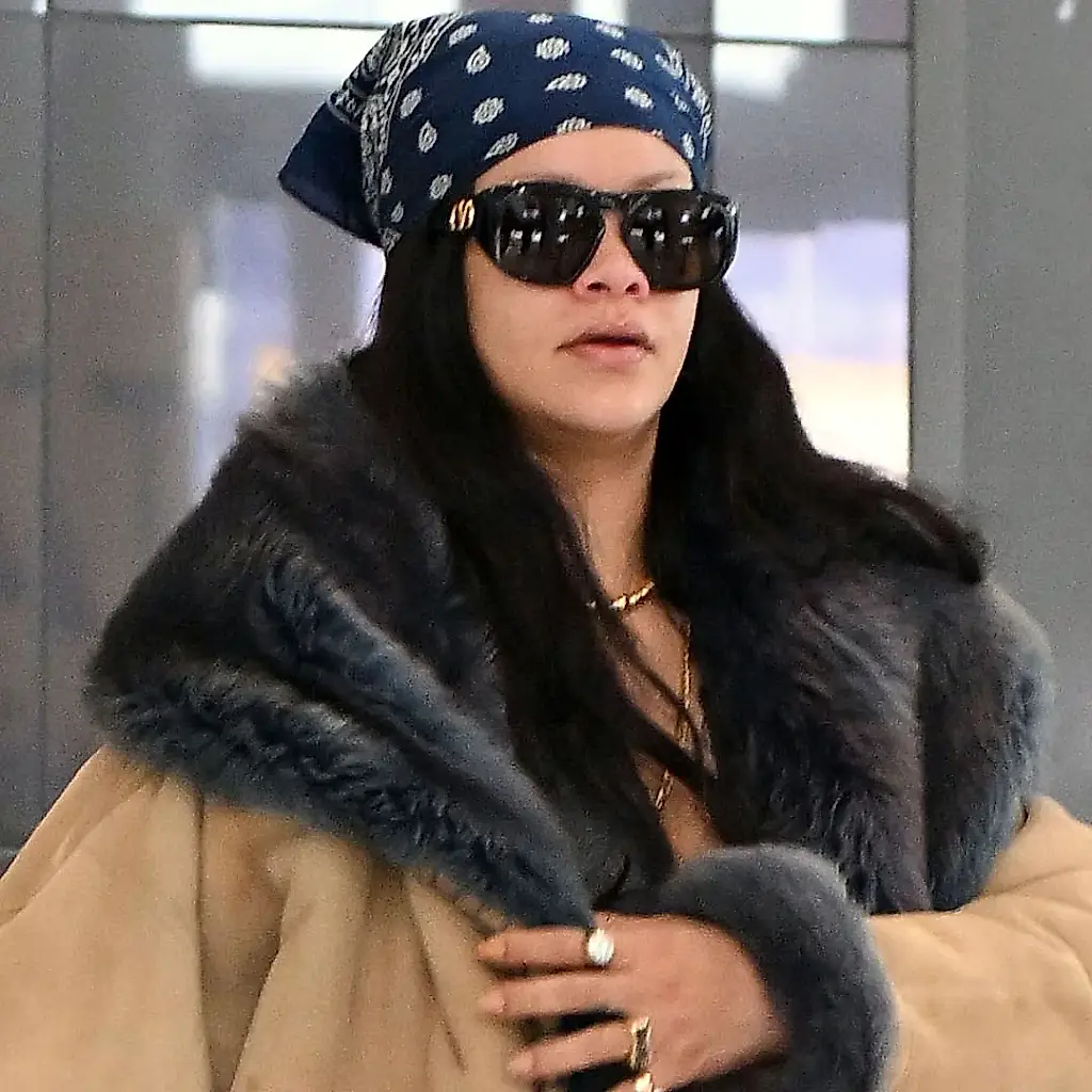 Rihanna y el bolso Dior en pleno vuelo
